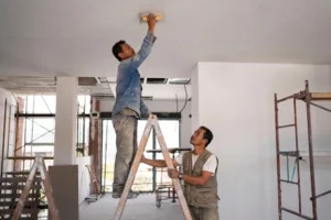 tukang sedang merenovasi rumah